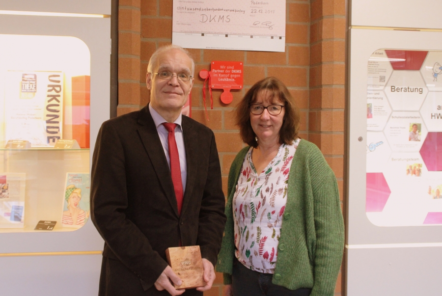 Oberstudiendirektor Andresa Czorny wird nach 38 Dienstjahren am Helene-Weber-Berufskolleg von seiner stellvertretenden Schulleierin Alexa Böhmer in den Ruhestand verabschiedet © Helene-Weber-Berufskolleg